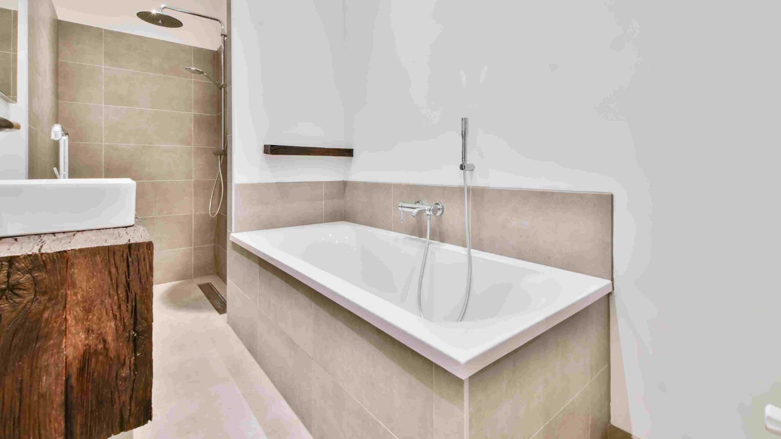 Moderne Badsanierung in Stuttgart: Badezimmer mit Marmorfliesen, eleganter Badewanne und hochwertigem Design.