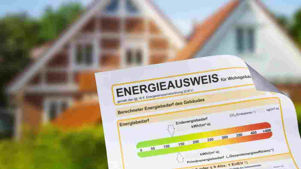 Energetische Sanierung in Stuttgart: Energieausweis vor einem sanierten Wohnhaus als Nachweis für Energieeffizienz und Klimaschutz.